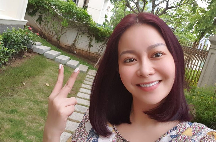 Ngoài ra, người đẹp còn khoe đang cùng chồng con sống trong một biệt thự rộng 600m2, 5 tầng, ở Quận 1 TP.HCM.