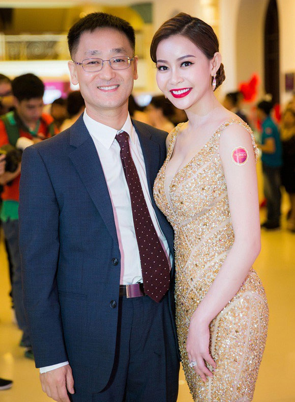 Sau khi đăng quang hoa hậu, Nguyễn Trần Hải Dương kết hôn với một CEO người Hàn Quốc, ông Kim Duck Ho, hơn cô 19 tuổi.