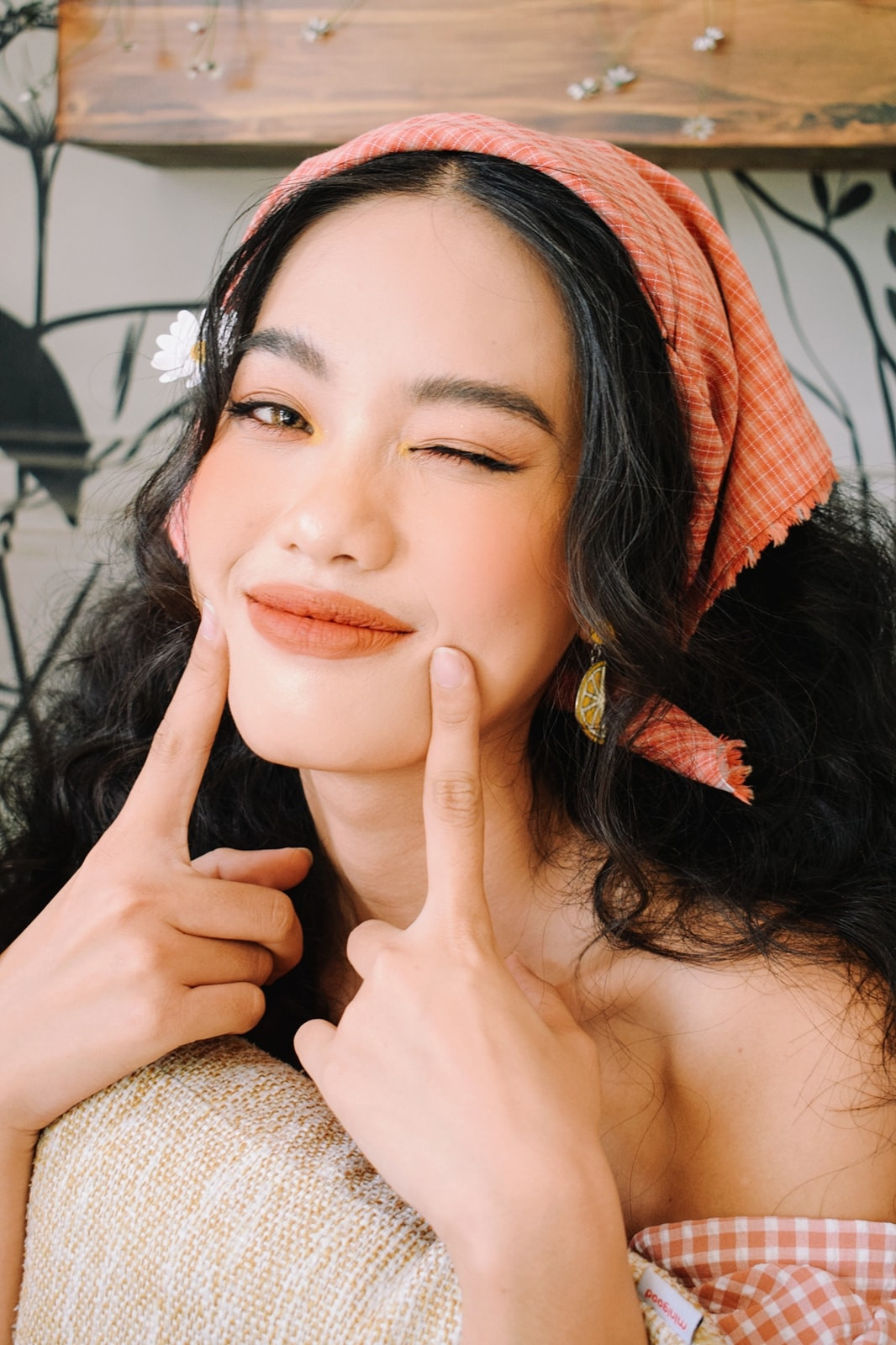 Không chỉ sở hữu đôi môi gợi cảm, thí sinh 9X này còn gây ấn tượng mạnh với làn da nâu mang "thương hiệu" của riêng mình.