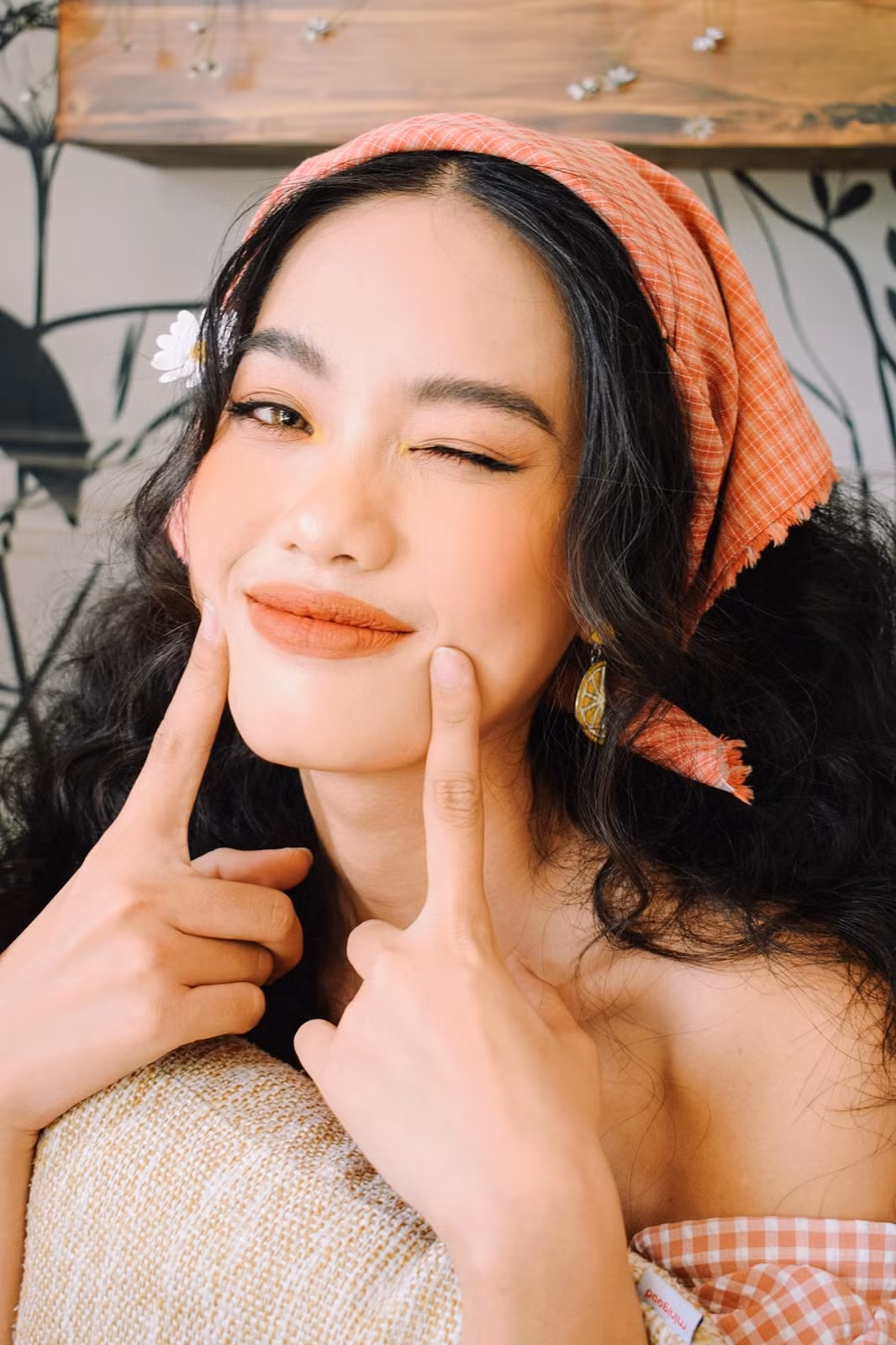 Không chỉ sở hữu đôi môi gợi cảm, thí sinh 9X này còn gây ấn tượng mạnh với làn da nâu mang "thương hiệu" của riêng mình.