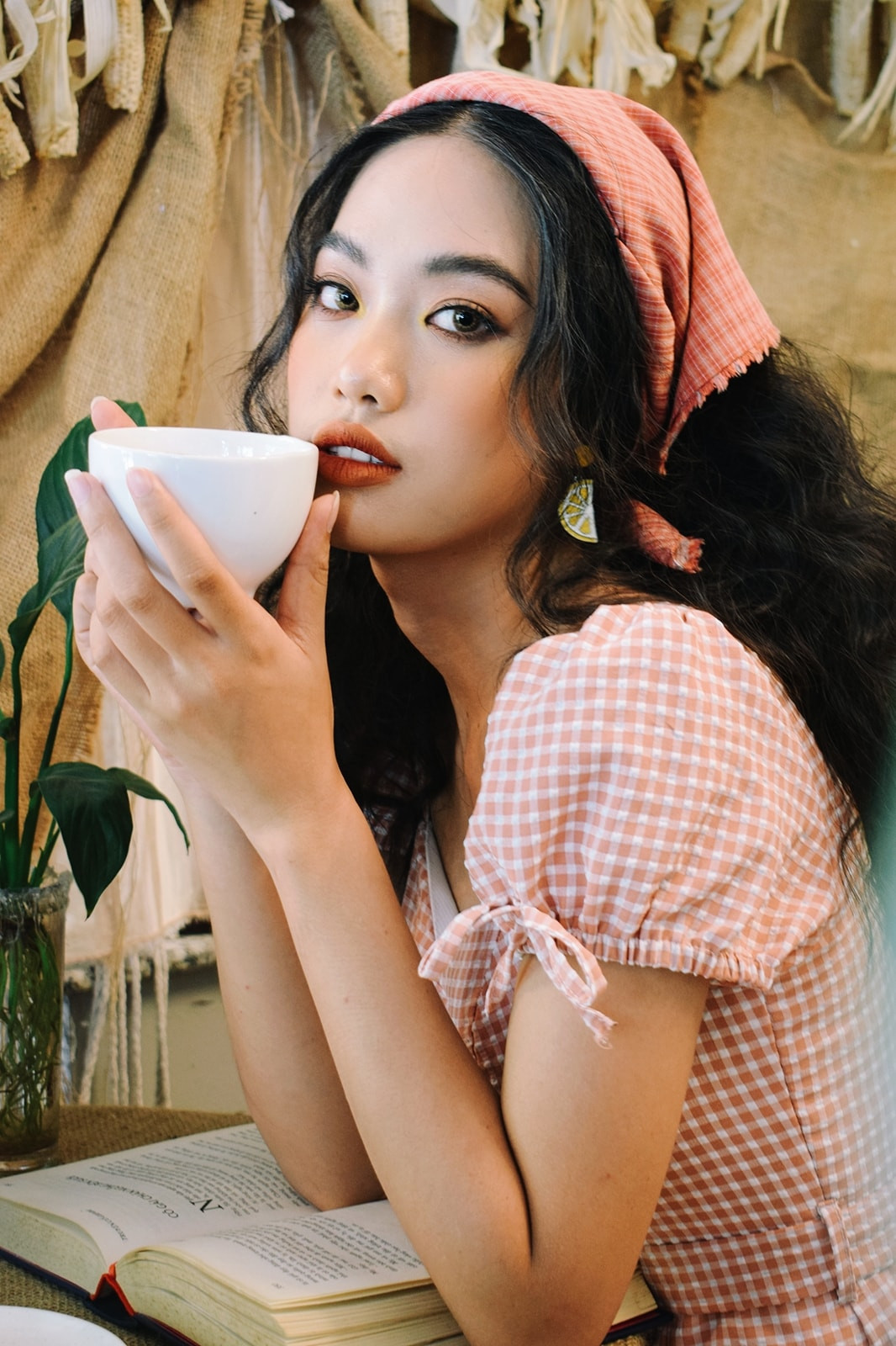 Trong nhiều khung hình, cô gái Bình Thuận lọt Top 60 Hoa hậu Việt Nam được nhận xét có nét giống "quả bom gợi cảm" của làng giải trí Hoa ngữ.