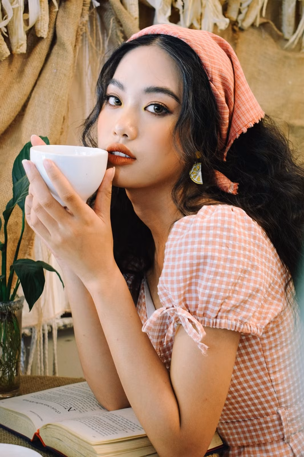 Trong nhiều khung hình, cô gái Bình Thuận lọt Top 60 Hoa hậu Việt Nam được nhận xét có nét giống "quả bom gợi cảm" của làng giải trí Hoa ngữ.