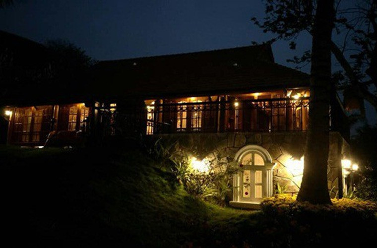 Căn nhà được xây hoàn toàn bằng gỗ tự nhiên, có hiên để thư giãn, đường đi bằng đá xen giữa những thảm cỏ xanh non, cây cối, hoa cỏ xung quanh nhà. Trước khi sở hữu cơ ngơi này, Xuân Bắc từng có một căn nhà khác ở Hà Nội.