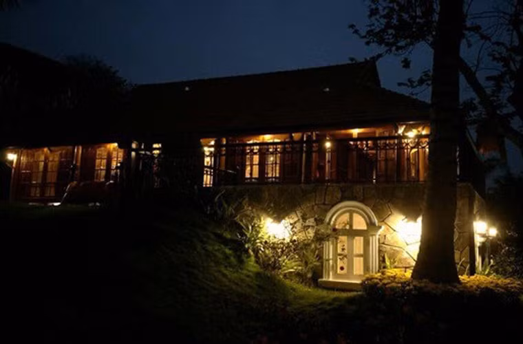 Căn nhà được xây hoàn toàn bằng gỗ tự nhiên, có hiên để thư giãn, đường đi bằng đá xen giữa những thảm cỏ xanh non, cây cối, hoa cỏ xung quanh nhà. Trước khi sở hữu cơ ngơi này, Xuân Bắc từng có một căn nhà khác ở Hà Nội.