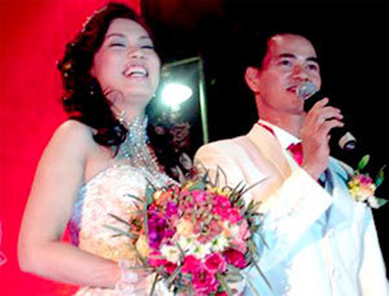  Xuân Bắc và Hồng Nhung kết hôn năm 2006. Vợ nam nghệ sĩ từng là giảng viên khoa Sân khấu Trường Cao đẳng Văn hóa Nghệ thuật Hà Nội.