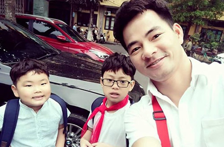 Hạnh phúc của Xuân Bắc là ba con trai lém lỉnh, khỏe mạnh, là lúc đưa đón con đi học hay đi chơi, là thưởng thức những món ngon vợ nấu.