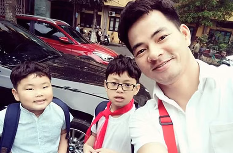 Hạnh phúc của Xuân Bắc là ba con trai lém lỉnh, khỏe mạnh, là lúc đưa đón con đi học hay đi chơi, là thưởng thức những món ngon vợ nấu.