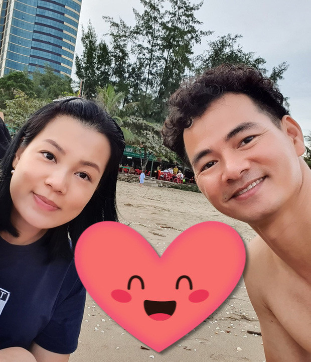 Mới đây, trên trang cá nhân, vợ anh viết: "Thắm thoắt cũng 20 năm. Về cơ bản mọi thứ vẫn thế, đếm tiền đều, cãi nhau ít hơn".