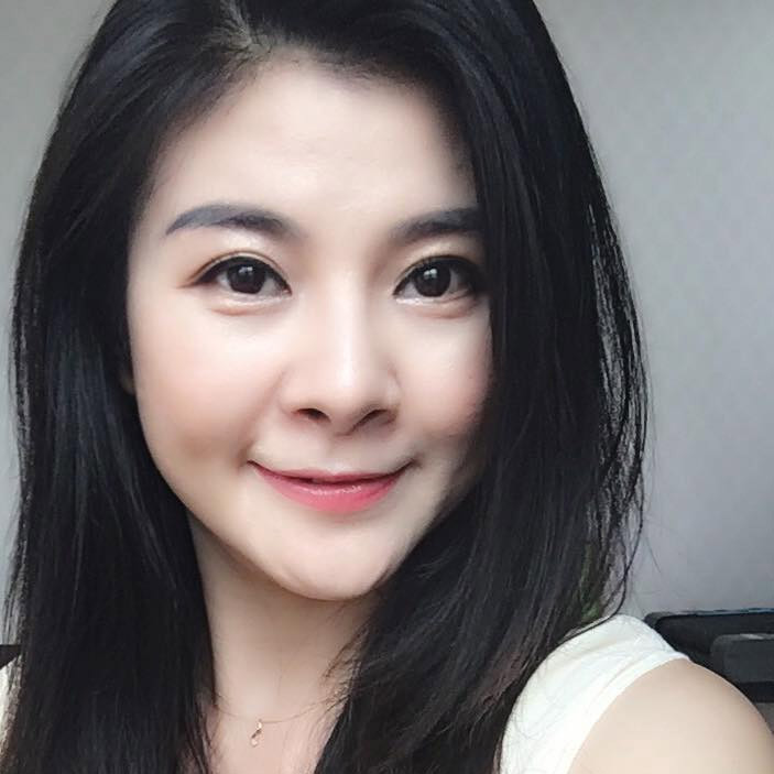 Ngoài nghề diễn, Kim Oanh còn là biên tập viên của Ban Văn nghệ - Đài Truyền hình Việt Nam. Năm 2017, Kim Oanh cho biết có thời gian lương của cô ở VTV chỉ là 5 triệu đồng/tháng.