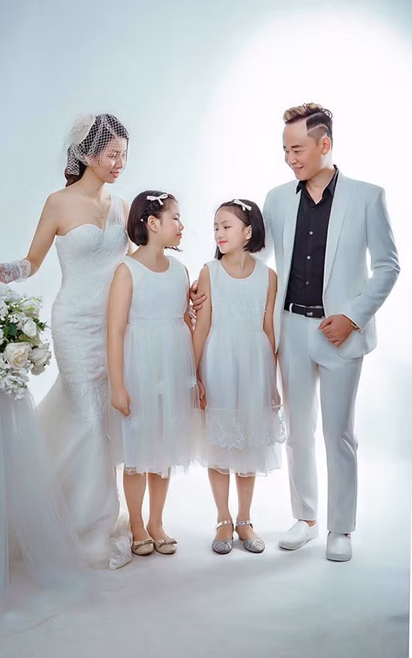 Sau ly hôn, Tùng Dương làm ông bố đơn thân nuôi con gái út 11 tuổi, con gái đầu 12 tuổi ở với mẹ.