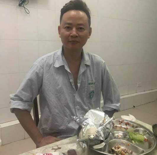 Nam diễn viên sinh năm 1969 từng chia sẻ với báo chí rằng, sau ly hôn, bản thân anh rơi vào trầm cảm và suy nhược thần kinh, phải vào viện điều trị. Nhờ uống thuốc đều đặn, tập thể dục thường xuyên, nam diễn viên sớm tìm lại được sự cân bằng trong cuộc sống. "Liều thuốc tinh thần" cứu anh khỏi quãng thời gian này là nhờ có con gái bên cạnh.