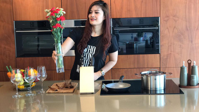 Được biết, ngoài theo đuổi nghệ thuật, Hoa Thúy còn rất thành công trong việc kinh doanh. Quen với việc có thể một mình gánh vác mọi việc nên nữ diễn viên chưa nghĩ đến chuyện "đi bước nữa".