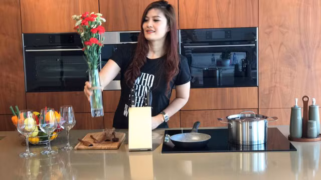 Được biết, ngoài theo đuổi nghệ thuật, Hoa Thúy còn rất thành công trong việc kinh doanh. Quen với việc có thể một mình gánh vác mọi việc nên nữ diễn viên chưa nghĩ đến chuyện "đi bước nữa".