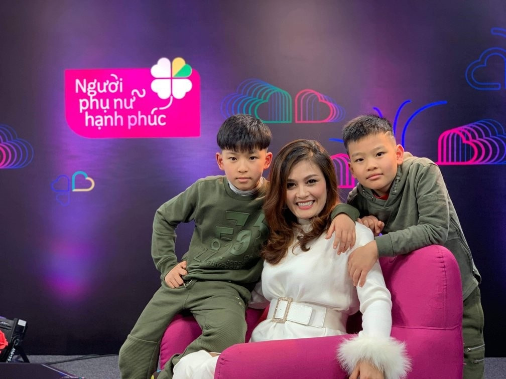 Tuy nhiên, do sống xa cách, vợ chồng Hoa Thúy chia tay sau 10 năm gắn bó và có hai con trai chung.