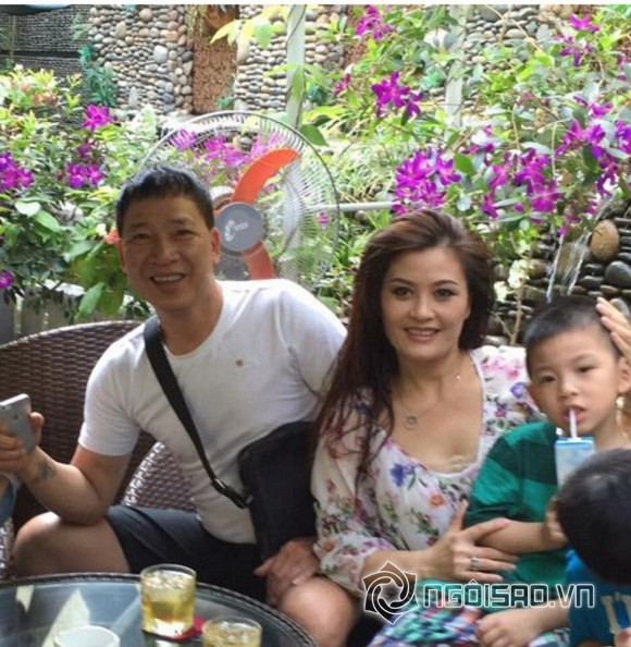 Sau khi chia tay Tùng Dương, Hoa Thúy kết hôn với một doanh nhân Việt kiều hơn 18 tuổi và có thêm hai con trai.