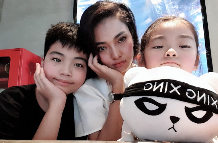 Thúy Hằng có nguyên tắc dù bận rộn cỡ nào nhưng luôn phải dành thời gian cuối tuần cho hai con. Ba mẹ con cùng đi siêu thị, nấu ăn, trò chuyện khi có thời gian bên nhau.