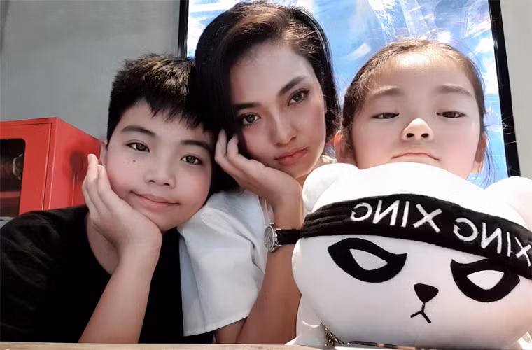 Thúy Hằng có nguyên tắc dù bận rộn cỡ nào nhưng luôn phải dành thời gian cuối tuần cho hai con. Ba mẹ con cùng đi siêu thị, nấu ăn, trò chuyện khi có thời gian bên nhau.