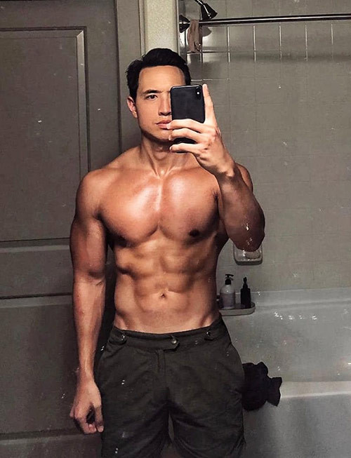 Cũng chính nhờ thân hình đẹp như tạc tượng mà danh sách người đẹp qua tay Kim Lý toàn những gương mặt đình đám như: Trương Ngọc Ánh, Hồ Ngọc Hà.