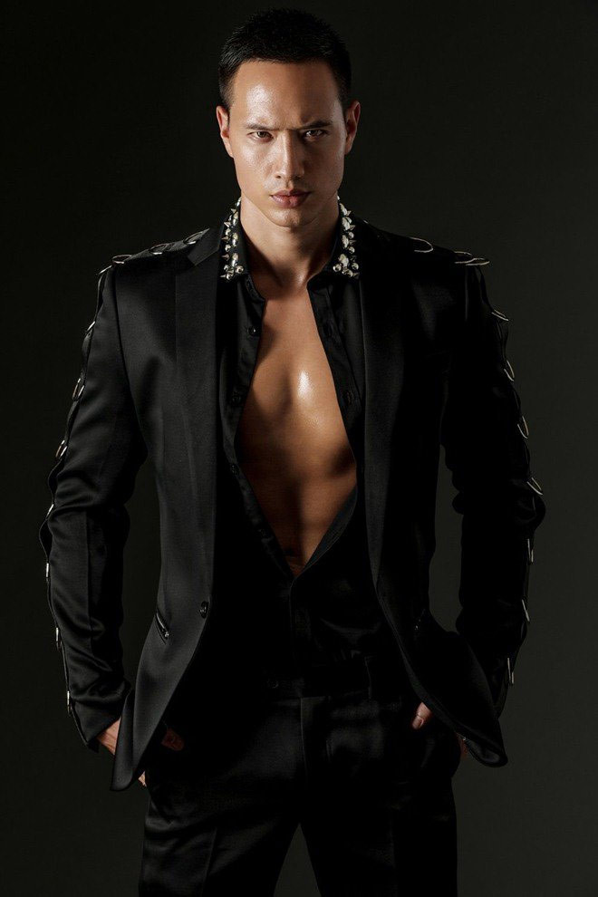 Tốt nghiệp đại học ở Thụy Điển, Kim Lý lại sang Canada theo đuổi giấc mơ diễn viên của mình. Nhờ vai diễn trong “The Boy who smells like fish” anh được các đạo diễn để mắt và mời tham gia diễn xuất trong “Antiviral”, bộ phim nhận được đề cử một số hạng mục tại liên hoan phim Cannes.