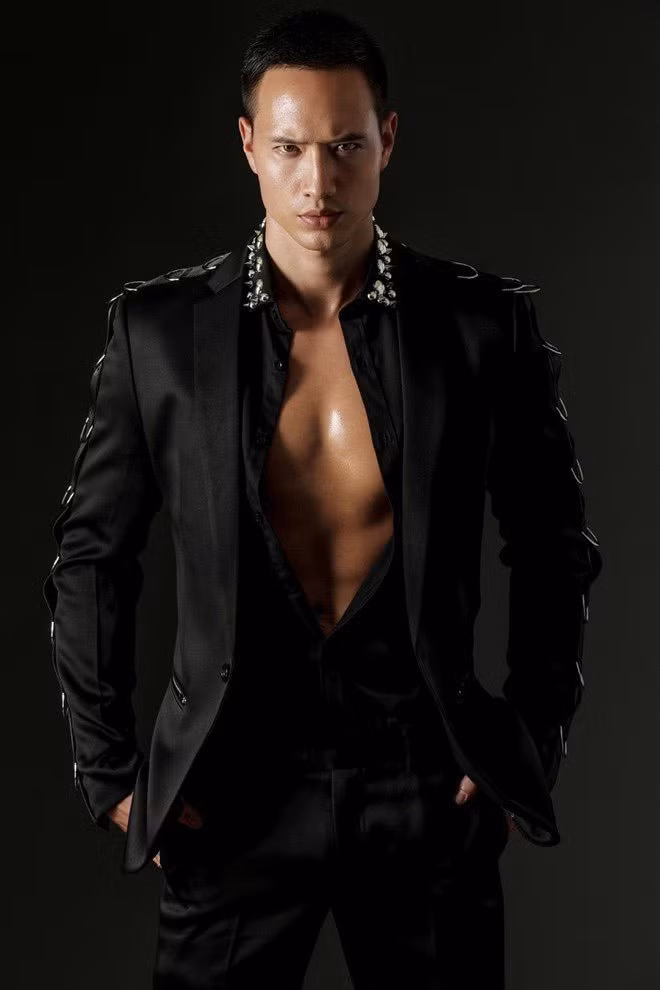 Tốt nghiệp đại học ở Thụy Điển, Kim Lý lại sang Canada theo đuổi giấc mơ diễn viên của mình. Nhờ vai diễn trong “The Boy who smells like fish” anh được các đạo diễn để mắt và mời tham gia diễn xuất trong “Antiviral”, bộ phim nhận được đề cử một số hạng mục tại liên hoan phim Cannes.