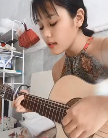 Hân Huyền còn có nhiều tài lẻ như đàn hát rất hay. Cô bạn được nhiều người khuyên nên thi thanh nhạc.