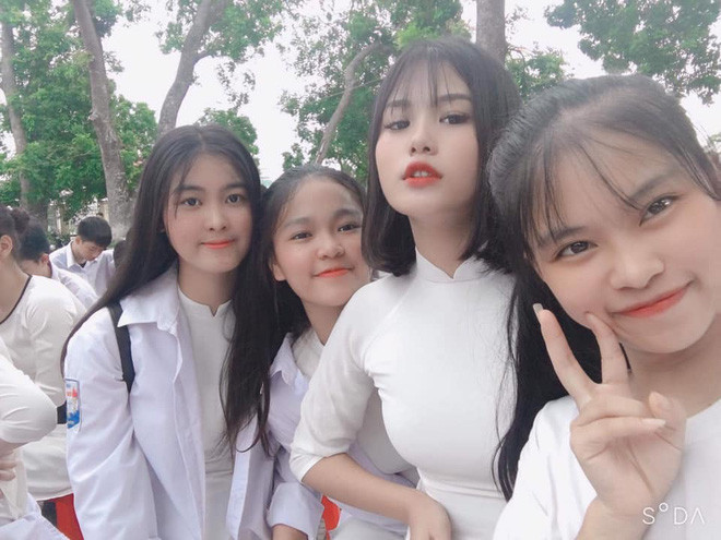 Con gái lớn của Hiệp Gà thừa hưởng chiều cao vượt trội từ bố và gương mặt xinh đẹp từ mẹ.