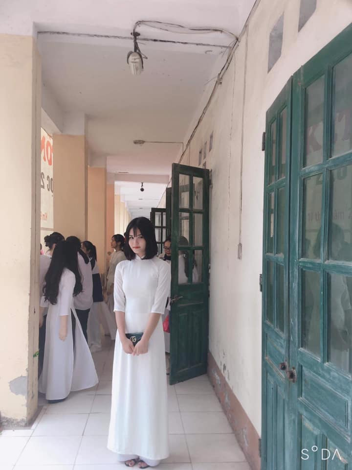 Hân Huyền càng lớn càng xinh đẹp, ra dáng thiếu nữ ở tuổi 16.