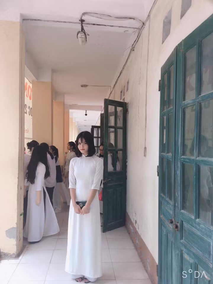 Hân Huyền càng lớn càng xinh đẹp, ra dáng thiếu nữ ở tuổi 16.