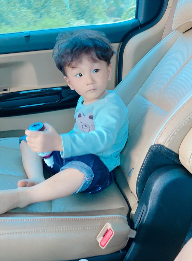 Con trai của cô từ nhỏ cũng là một trong những rich kid của showbiz Việt khi được mẹ sắm cho toàn đồ hiệu.
