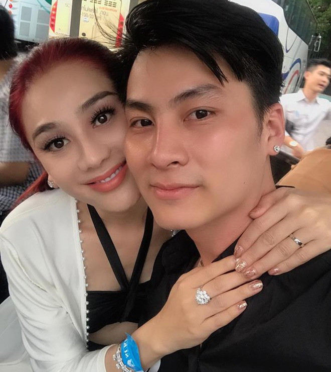Dịp 8/3/2019, Lâm Khánh Chi còn khoe được mẹ chồng tặng nhẫn kim cương trị giá 21 tỷ đồng.