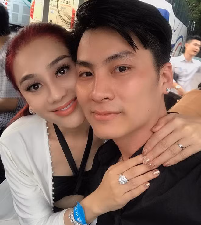 Dịp 8/3/2019, Lâm Khánh Chi còn khoe được mẹ chồng tặng nhẫn kim cương trị giá 21 tỷ đồng.