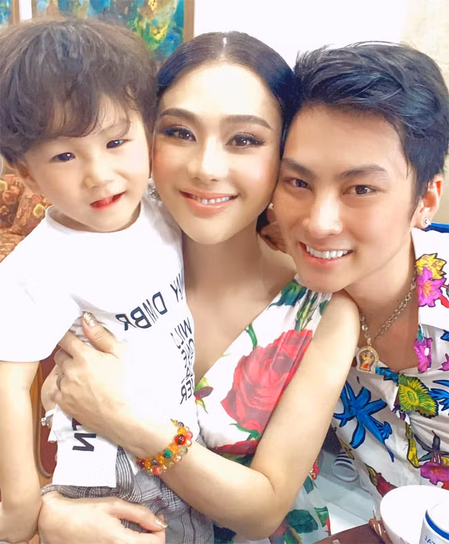 Là người chuyển giới nên mong muốn cháy bỏng của Khánh Chi là có một đứa con và cô đã bỏ ra 1 tỷ đồng để sang Thái Lan nhờ người mang thai hộ.