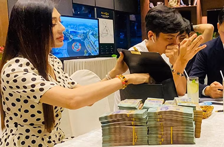 Mới đây Lâm Khánh Chi mua nhà 27 tỷ. Mỹ nhân chuyển giới khoe trên trang cá nhân cả "núi tiền" đặt cọc tiền nhà.