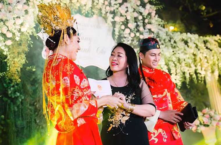 Sau đó ít lâu, vợ chồng Khánh Chi lại tự mua một căn hộ trị giá 5 tỷ đồng. Vào đúng kỷ niệm một năm ngày cưới, giọng ca sinh năm 1977 được mẹ chồng tặng giấy chứng nhận quyền sử dụng đất ở Vũng Tàu với diện tích 419m2.