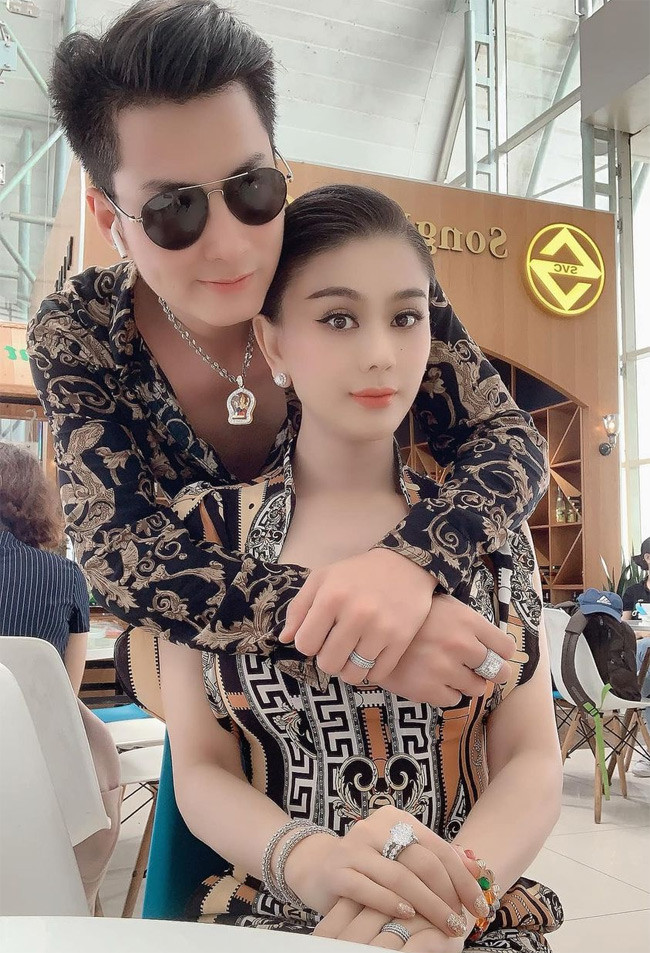 "Tôi thích thì mua chứ làm sao, mua để sau này còn hồi cung. Nói chung, tôi cần mua một dinh thự riêng để ở. Tôi sẽ gọi đây là dinh phủ Lâm Khánh Chi. Nhà tôi mua có 27 tỷ, thêm thiết kế vào là hơn 30 tỷ một căn chứ đáng bao nhiêu đâu. Ba mấy tỷ mà tôi chốt trong vòng một nốt nhạc", nữ ca sĩ sinh năm 1977 chia sẻ.