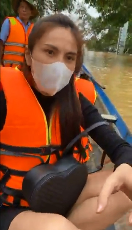 Ca sĩ Thủy Tiên cùng đoàn cứu trợ tiến vào những vùng ngập nước sâu hơn.