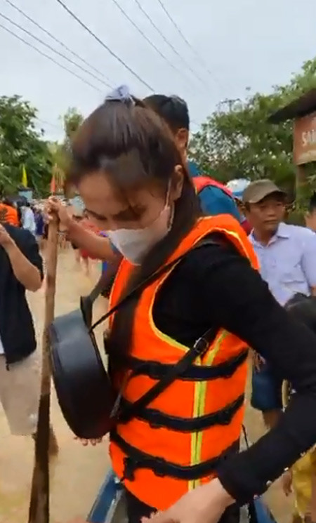 Theo thông báo của Thủy Tiên, tính tới thời điểm này cô đã quyên góp được 10 tỷ đồng để giúp bà con vùng lũ lụt miền Trung.