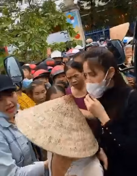 Người dân thì đông, đoàn cứu trợ thì ít người nên Thủy Tiên phải ưu tiên phát đồ cho người già và trẻ nhỏ trước.