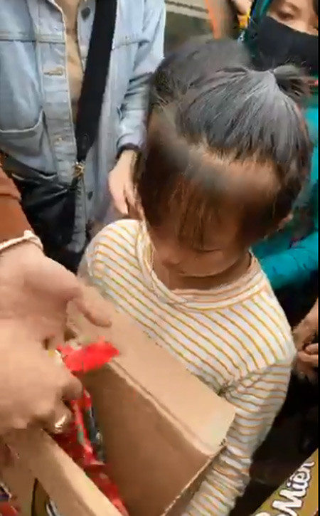 Các em nhỏ được Thủy Tiên ưu tiên phát đồ cứu trợ trước.