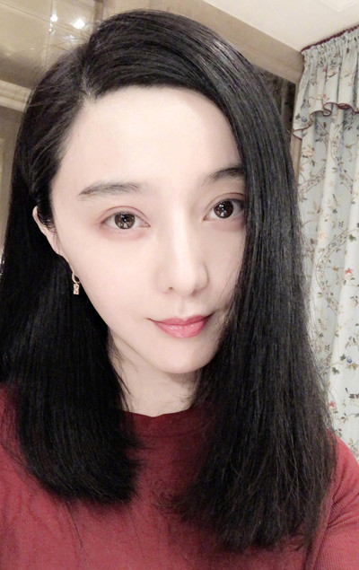 Chưa hết, họ Phạm còn phải mời hot girl Vi Á, một nhân vật có ảnh hưởng trên mạng xã hội Trung Quốc, cùng livestream để lôi kéo sự chú ý của khán giả. Nhưng dù đã hạ mình ngỏ lời nhưng Băng Băng đã vị Vi Á từ chối.