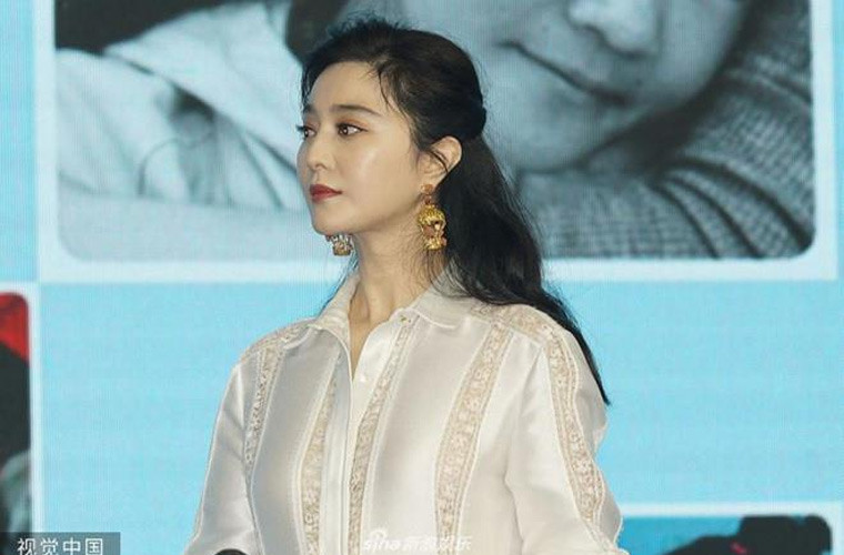 Sau khi phải nộp tiền phạt thuế, theo ước tính của Celebrity Net Worth, tổng tài sản của nữ diễn viên sinh năm 1981 là khoảng 100 triệu USD (hơn 2000 tỷ đồng). Tuy nhiên thông tin này chưa được kiểm chứng.