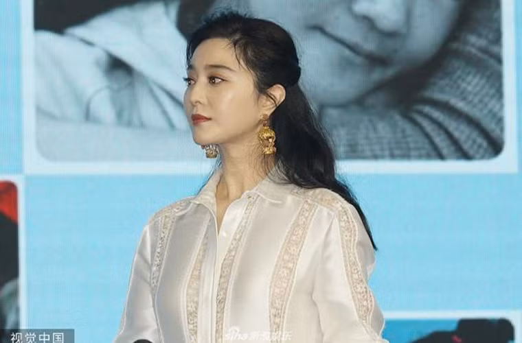 Sau khi phải nộp tiền phạt thuế, theo ước tính của Celebrity Net Worth, tổng tài sản của nữ diễn viên sinh năm 1981 là khoảng 100 triệu USD (hơn 2000 tỷ đồng). Tuy nhiên thông tin này chưa được kiểm chứng.