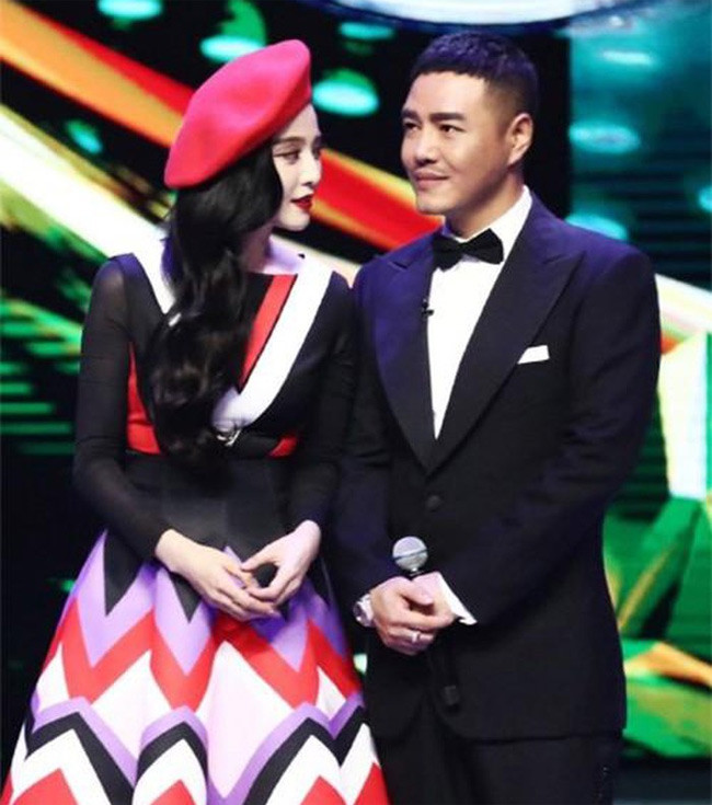 Mới đây, sau gần một năm chia tay Lý Thần, nữ hoàng thị phi lại dính tin đồn hẹn hò với stylist Trương Soái. Hai người là bạn bè thân thiết nhiều năm và thường xuyên xuất hiện cùng nhau sau khi người đẹp 39 tuổi chia tay Lý Thần.