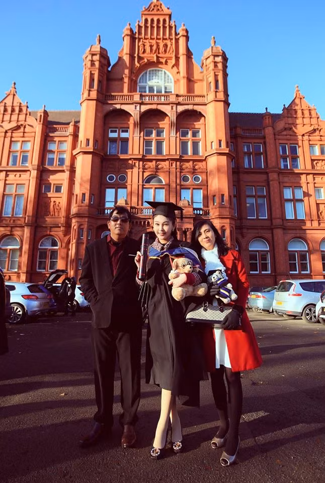 Tháng 12/2019, người đẹp 9X tốt nghiệp Thạc sĩ loại ưu tại Anh sau hơn 1 năm nỗ lực học tập nơi xứ người. Trước đó, Ngân Anh cũng đã hoàn thành khóa học huấn luyện hoa hậu ở Philippines.