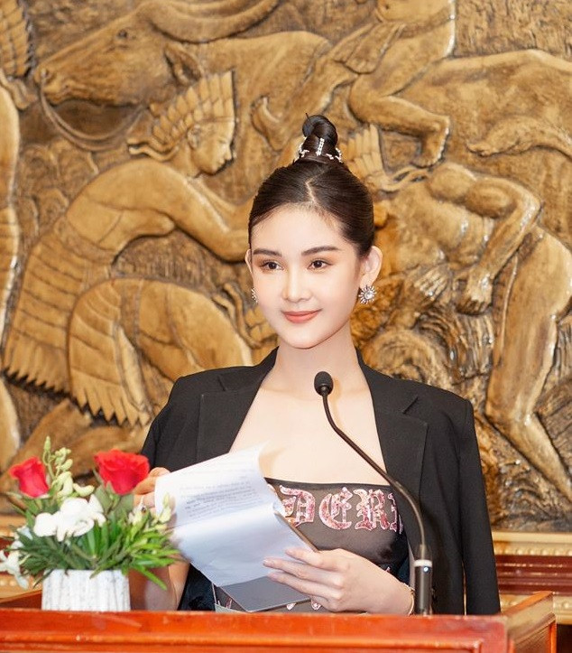 Dù đối mặt với nhiều sự chê bai, bị gán cho nhiều biệt danh không hay nhưng Hoa hậu Đại Dương 2017 luôn chứng minh nỗ lực thay đổi bản thân, cải thiện nhan sắc mỗi ngày.