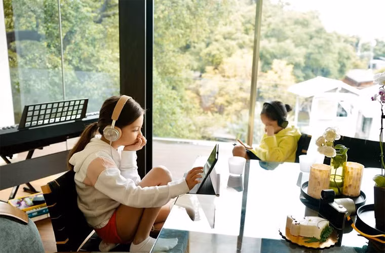 Hàng ngày, Hồng Nhung nấu ăn cho con, tập yoga, vui đùa với con trong biệt thự sang trọng có bể bơi riêng và sân vườn.