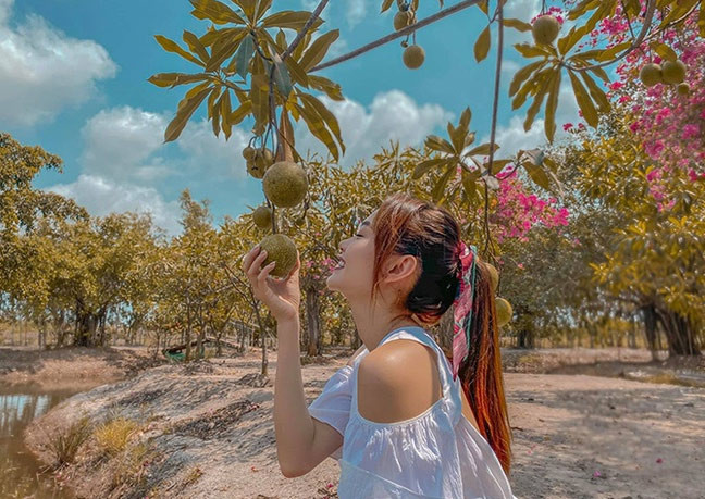 Nữ ca sĩ Minh Hằng lại khiến mọi người choáng ngợp khi khoe khu vườn rộng hơn 20.000m2 của cô ở Đồng Nai. (Ảnh: Zing.vn)