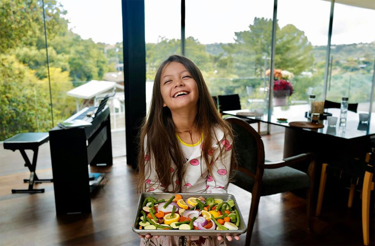 Không chỉ Hoàng Thùy Linh lộ cơ ngơi khủng, nhiều sao Việt cũng khiến khán giả choáng ngợp bởi sở hữu những bất động sản giá trị. Ca sĩ Hồng Nhung khoe căn biệt thự ở Hollywood, Los Angeles, Mỹ khi cùng hai con ở nhà tránh dịch COVID-19.