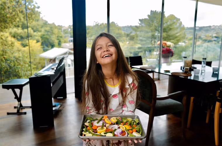 Không chỉ Hoàng Thùy Linh lộ cơ ngơi khủng, nhiều sao Việt cũng khiến khán giả choáng ngợp bởi sở hữu những bất động sản giá trị. Ca sĩ Hồng Nhung khoe căn biệt thự ở Hollywood, Los Angeles, Mỹ khi cùng hai con ở nhà tránh dịch COVID-19.