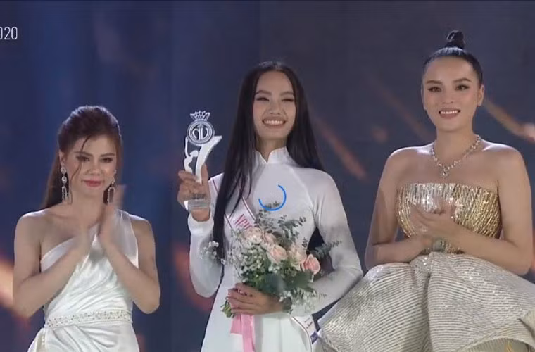 Trong đêm chung kết Hoa hậu Việt Nam 2020, Hoa hậu Kỳ Duyên khiến nhiều người ngỡ ngàng với thân hình thiếu thon gọn, đặc biệt là phần vai và bắp tay rất to, thô.